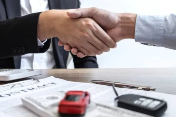Aperto de mãos sobre contrato de seguro